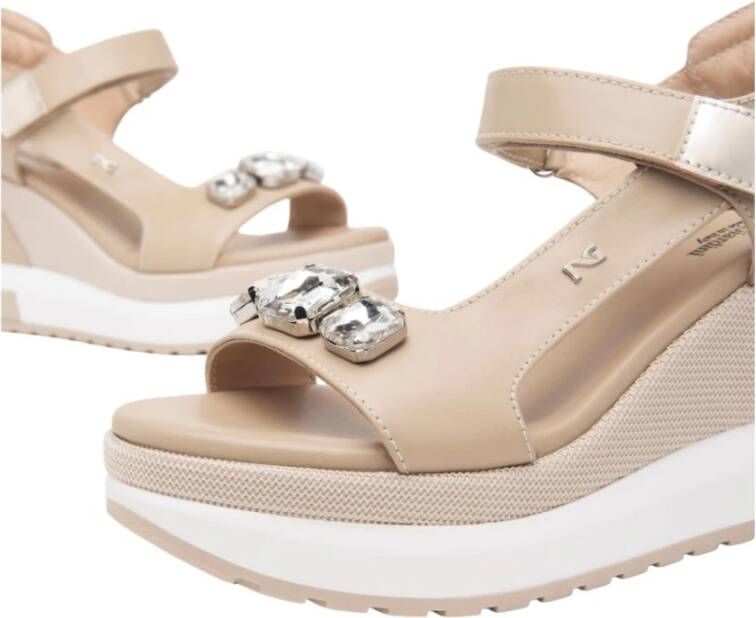Nerogiardini Beige Sleehak Sandaal met Kristal Detail