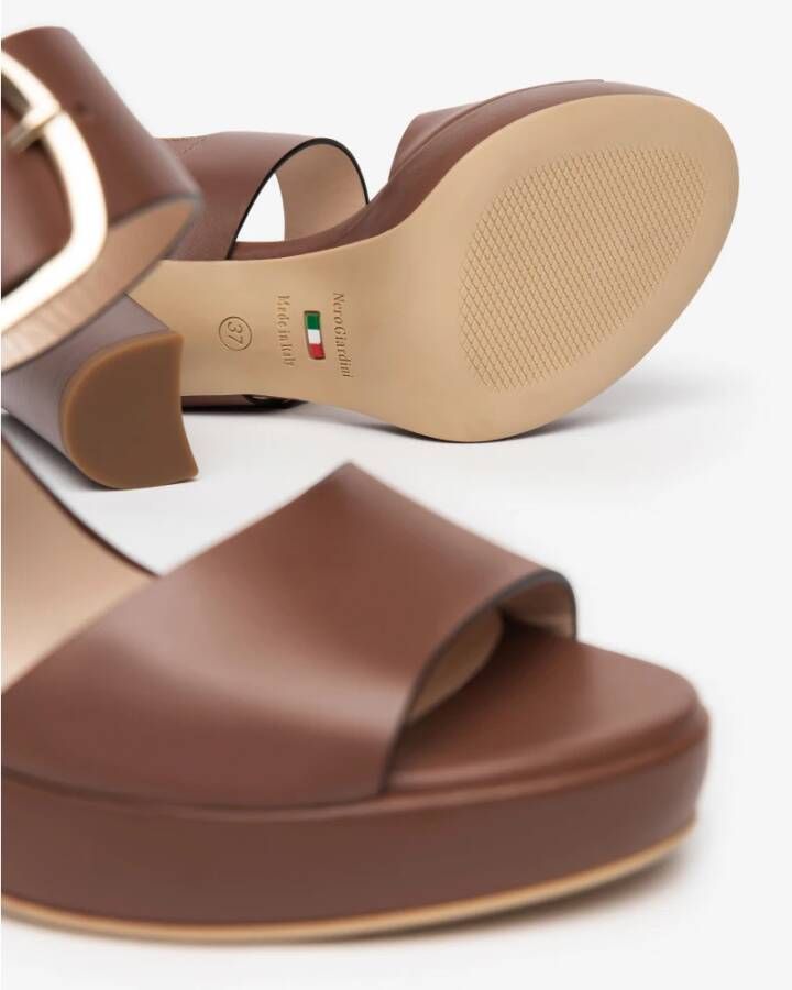Nerogiardini Bruine Leren Sandalen met Gesp