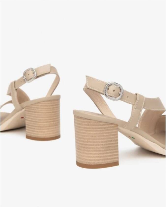 Nerogiardini Elegante leren sandalen met hak Beige Dames