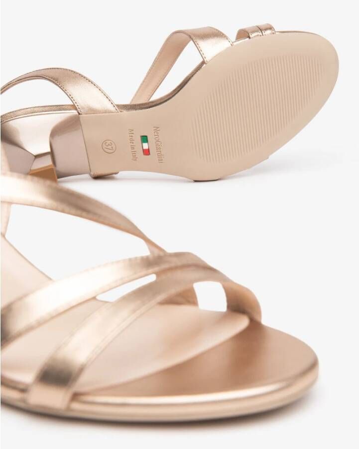 Nerogiardini Gouden gelamineerde sandalen met uitlopende hak