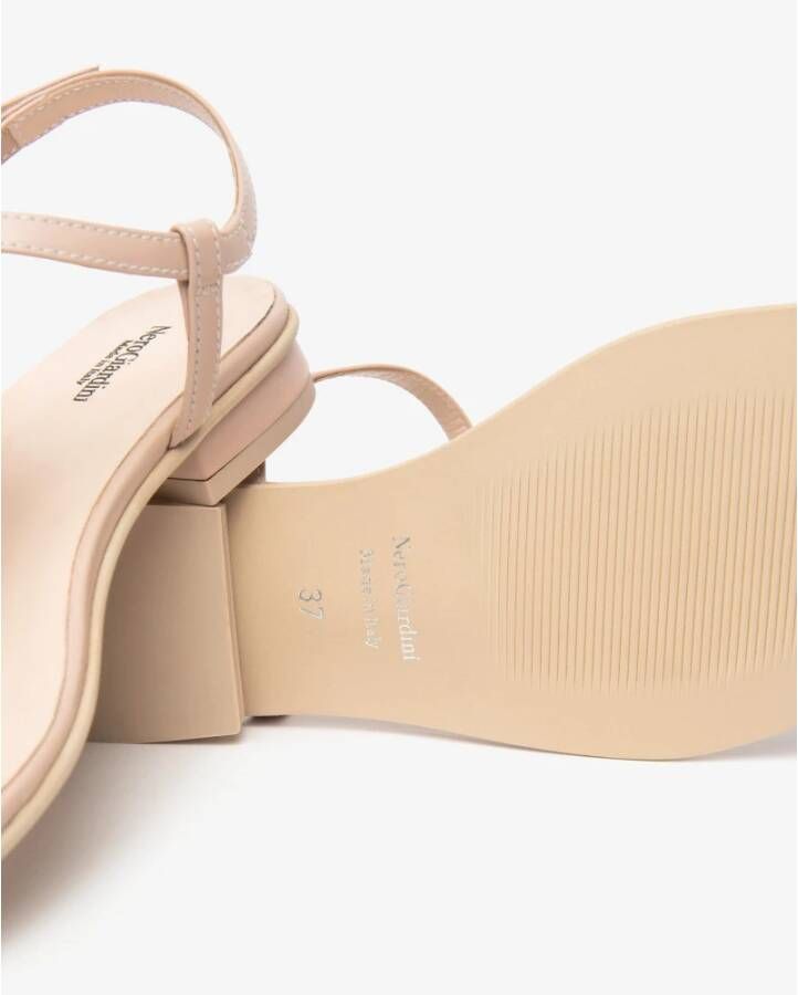 Nerogiardini Gouden paillet sandalen met blokhak