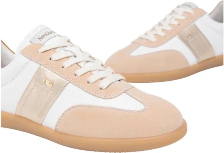 Nerogiardini Witte en beige leren sneakers met gouden metallic details