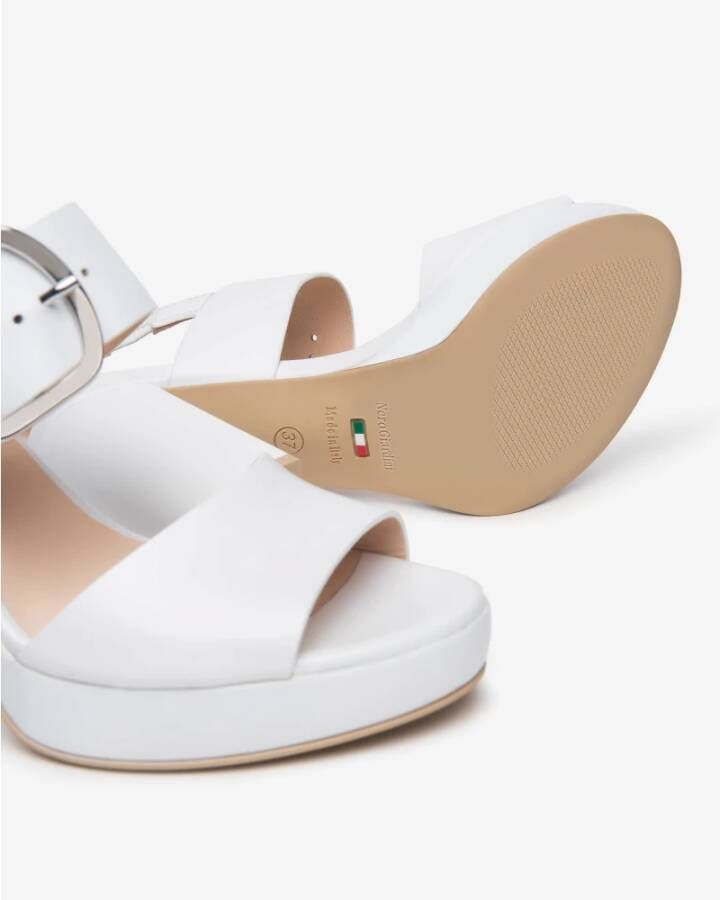 Nerogiardini Witte Sandalen met Gesp Detail
