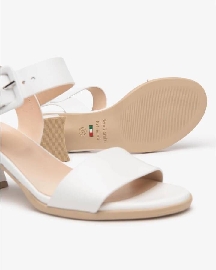 Nerogiardini Witte Sandalen met Gesp Detail