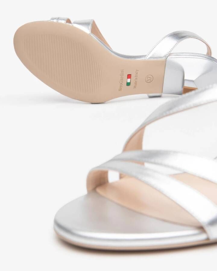 Nerogiardini Zilveren gelamineerde sandalen met 5 cm hak
