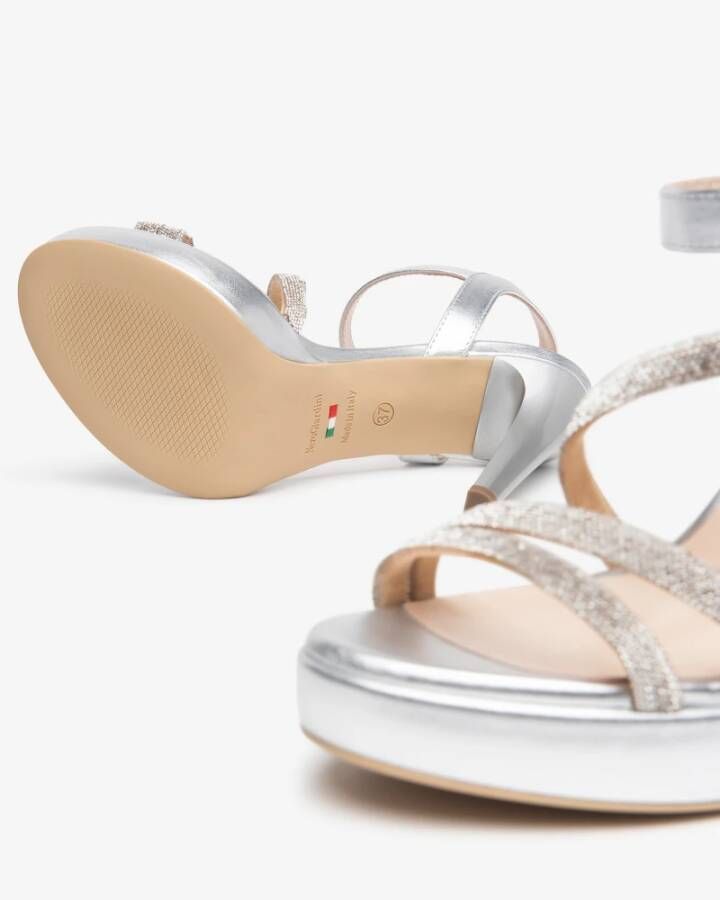 Nerogiardini Zilveren Sandalen met Gelamineerde Plat