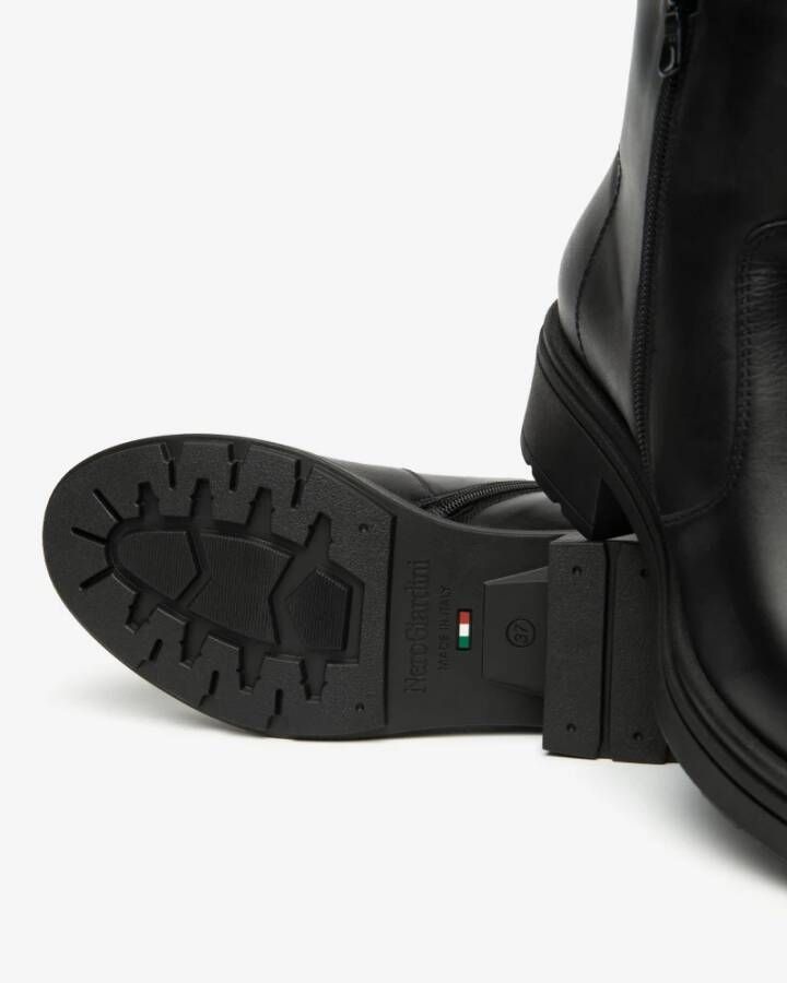 Nerogiardini Zwarte leren enkellaarsjes met decoratieve rits