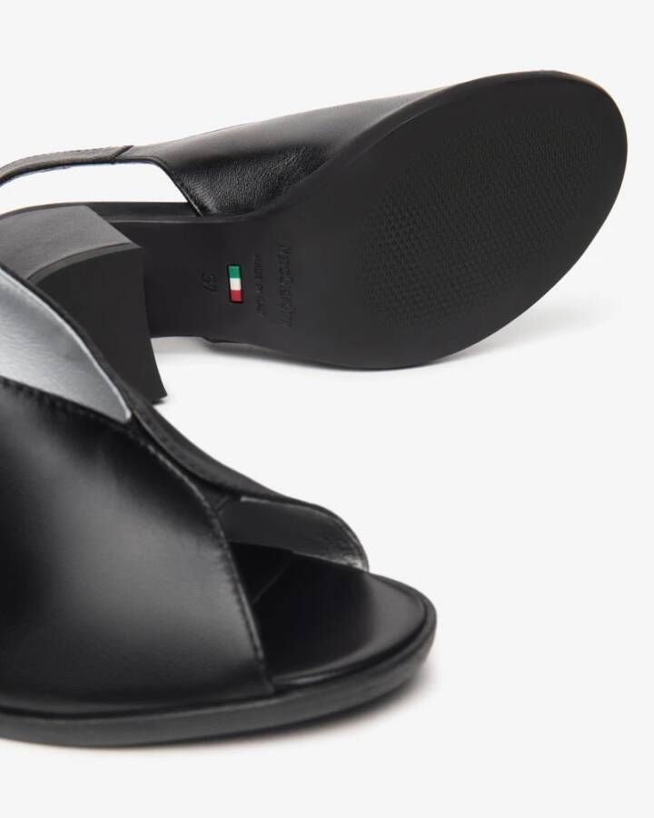 Nerogiardini Zwarte leren sandalen met gespsluiting