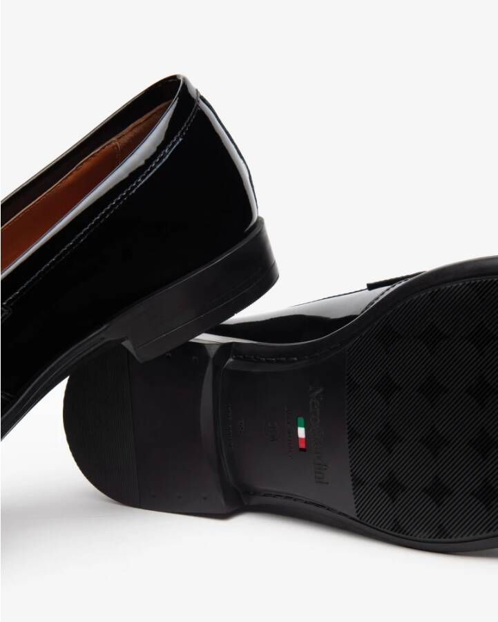 Nerogiardini Zwarte platte schoenen Vernice