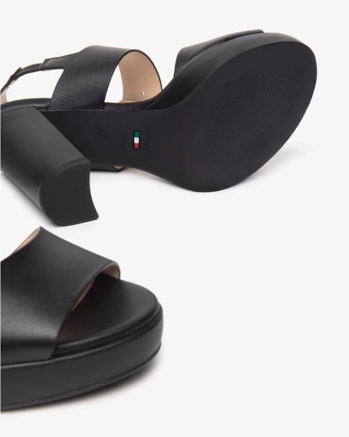 Nerogiardini Zwarte sandalen met gespdetail