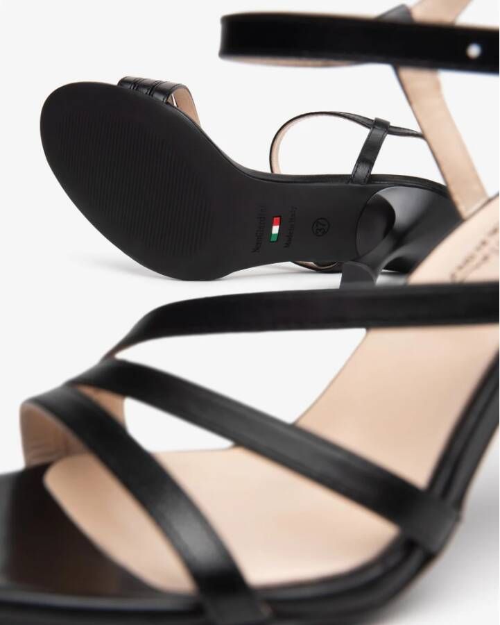 Nerogiardini Zwarte Sandalen met Pandora Detail