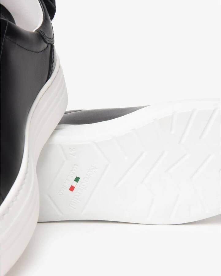 Nerogiardini Zwarte Sneakers met Strikdetail
