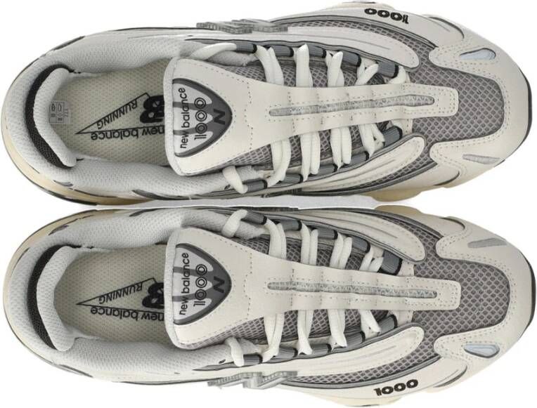 New Balance Grijze Sneaker met Futuristische Stijl