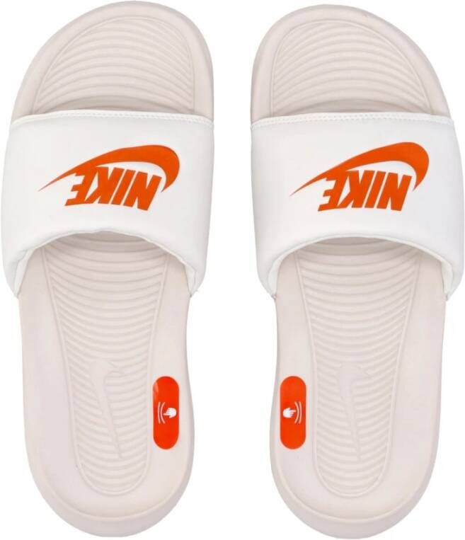 Nike Comfortabele Rubberen Slippers met Textuur Voetbed White Unisex