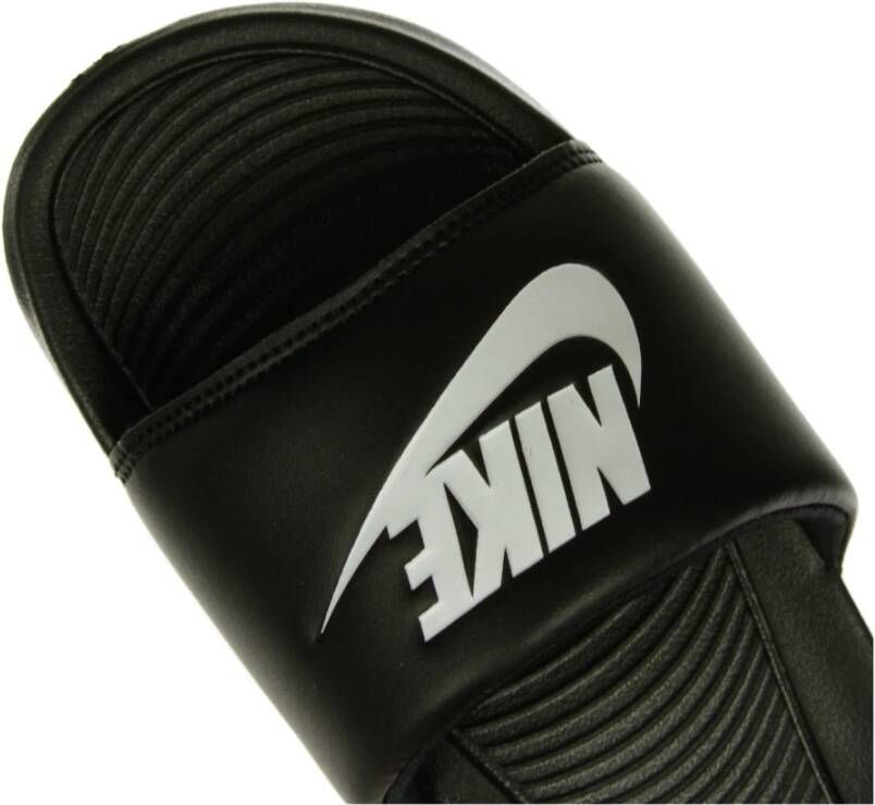 Nike Slippers met Swoosh