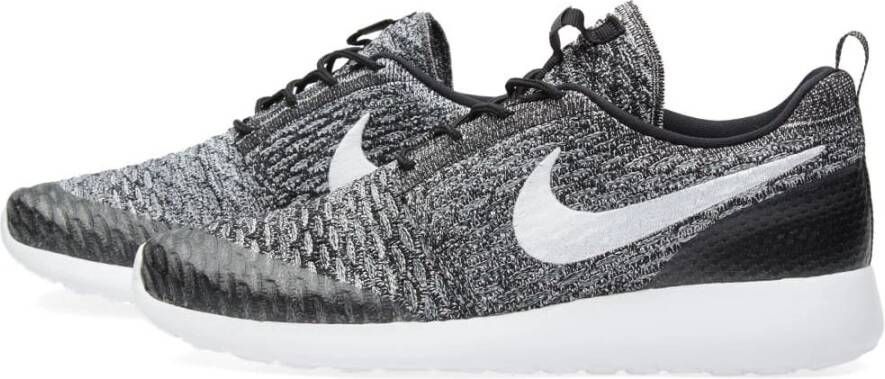 Nike Zwarte en Witte Flyknit Sneakers Zwart Dames