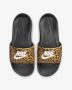Nike Victori One Slippers met print voor dames Bruin - Thumbnail 5