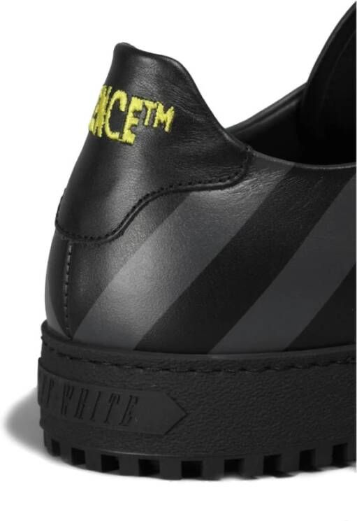 Off White Leren Sneakers met Grijze Strepen