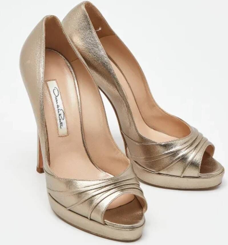 Oscar De La Renta Pre-owned Leather heels Yellow Dames