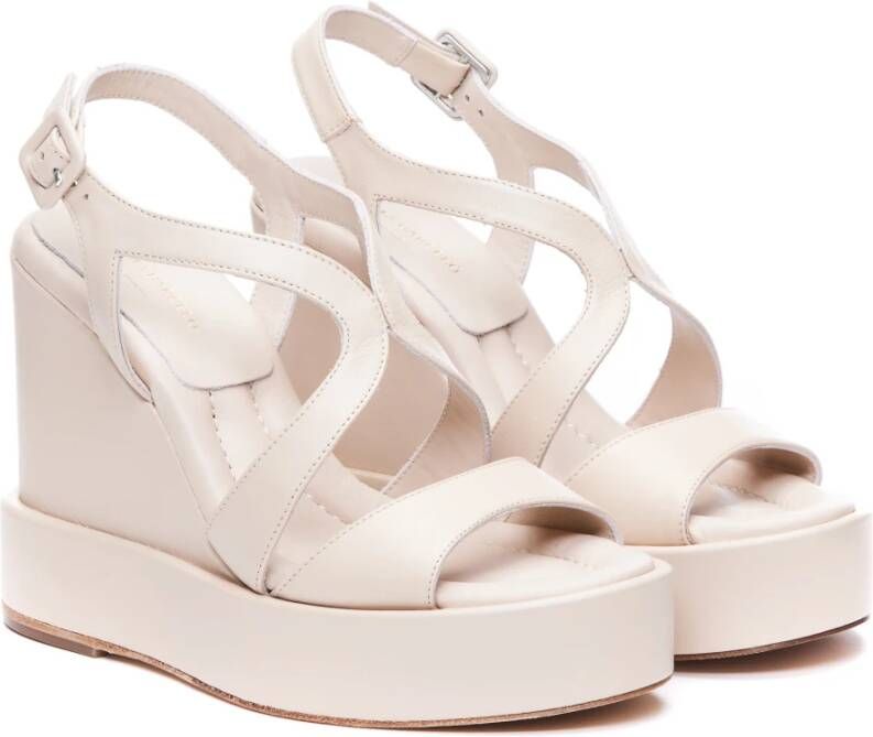 Paloma Barceló Beige Sleehak Sandalen met Gesp