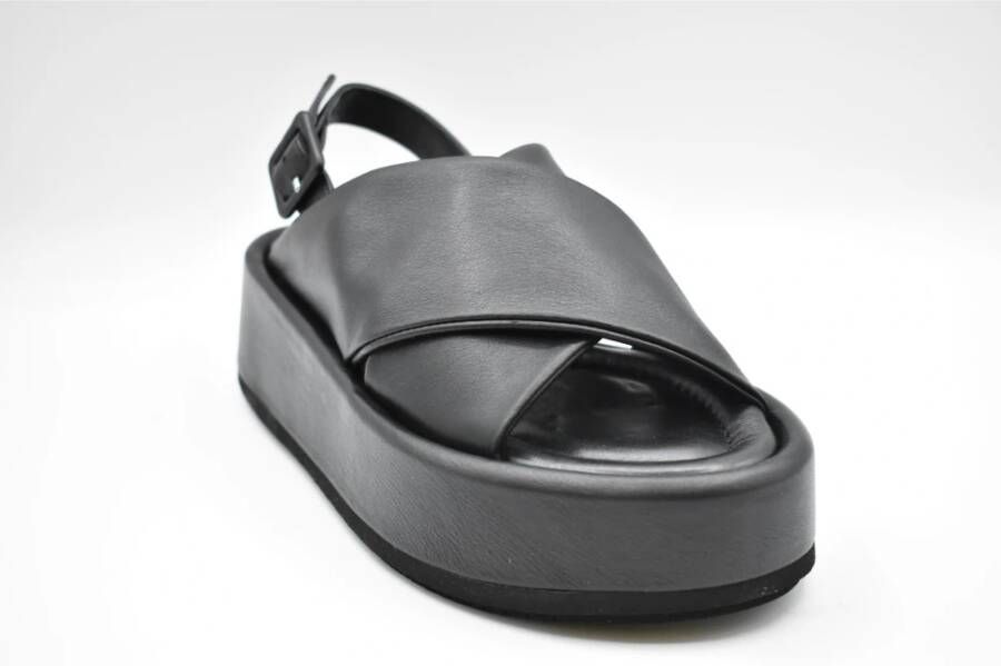 Paloma Barceló Verhoog je zomerse stijl met medium wig platte sandalen Zwart Dames