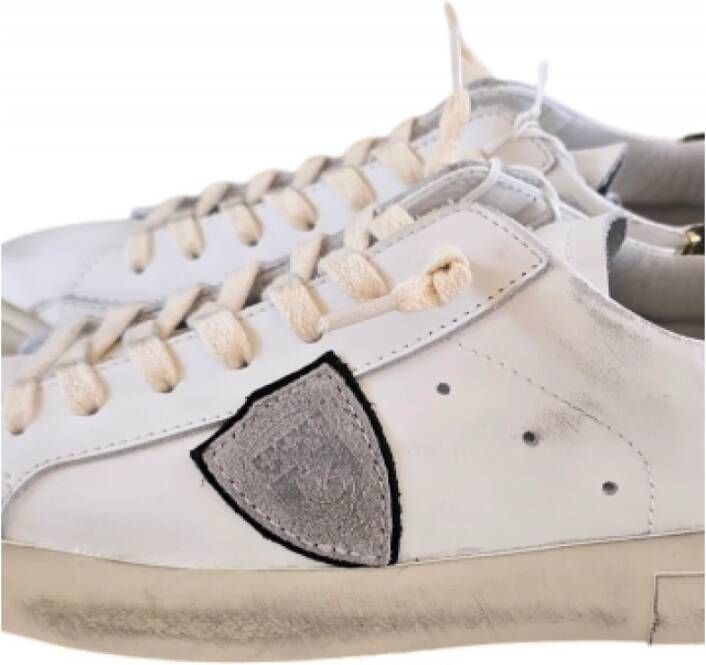 Philippe Model Witte leren sneakers met grijs logo en groene suède spoiler