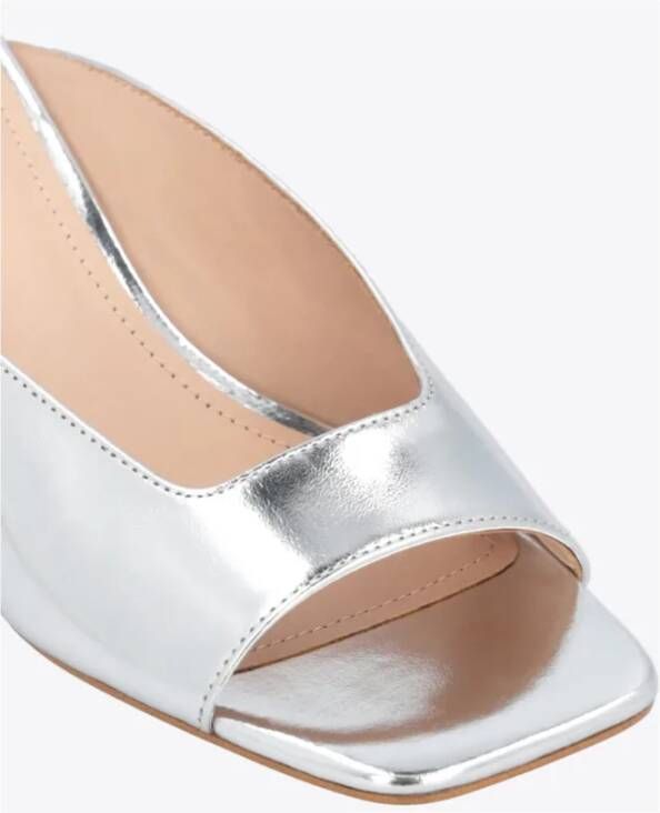 pinko Gelamineerde Flip Flop Sandalen met Zilveren Hak Gray Dames