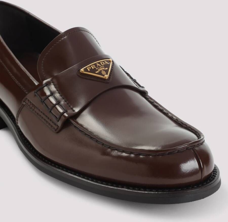 Prada Bruine leren loafers met metalen logo