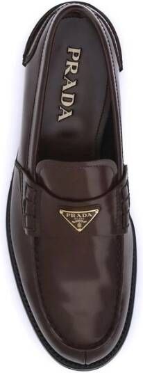 Prada Geëmailleerde Driehoekige Plaat Leren Loafers