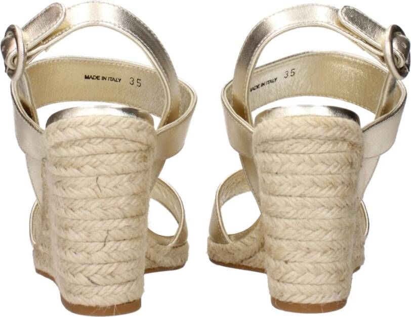 Prada Gouden Leren Sleehak Sandalen Vintage Effect