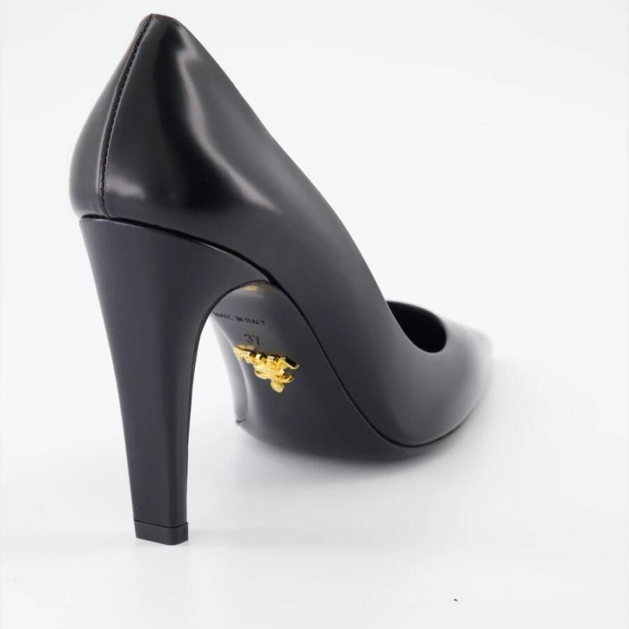 Prada Leren pumps met metallic logo Black Dames