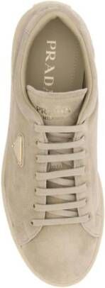 Prada Luxe Suède Sneakers met Logo Plaque