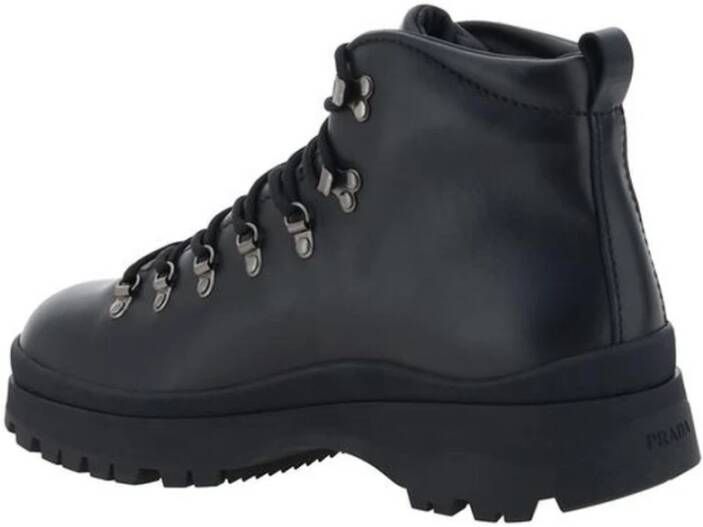 Prada Stijlvolle leren veterschoenen met driehoekige applicatie
