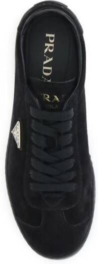 Prada Suede Sneakers met iconisch ontwerp