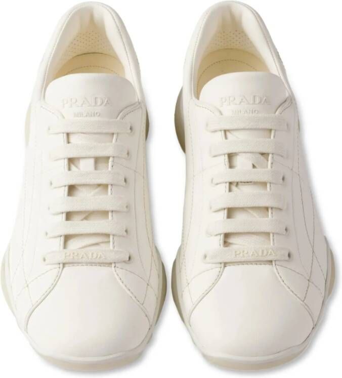 Prada Veterschoenen met lage top Nude