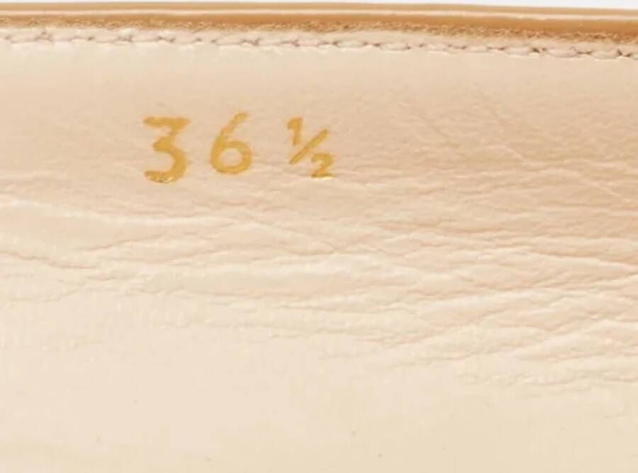 Prada Vintage Pre-owned Leather flats Beige Dames