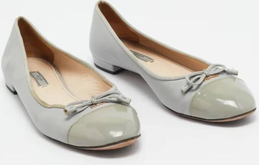 Prada Vintage Pre-owned Leather flats Gray Dames