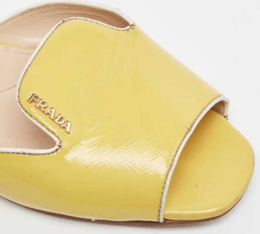 Prada Vintage Pre-owned Leather flats Yellow Dames