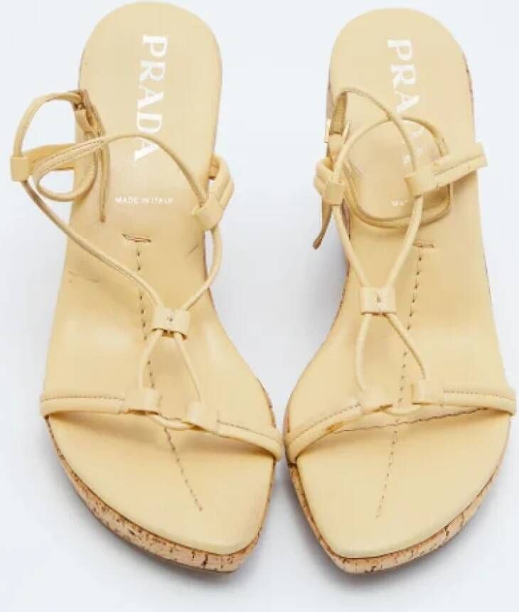 Prada Vintage Pre-owned Leather sandals Yellow Dames