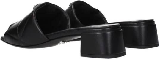 Prada Zwarte leren platte sandalen