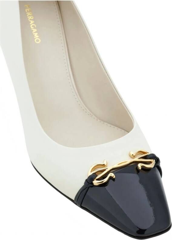 Salvatore Ferragamo Bicolored middelhoge leren pumps White Dames