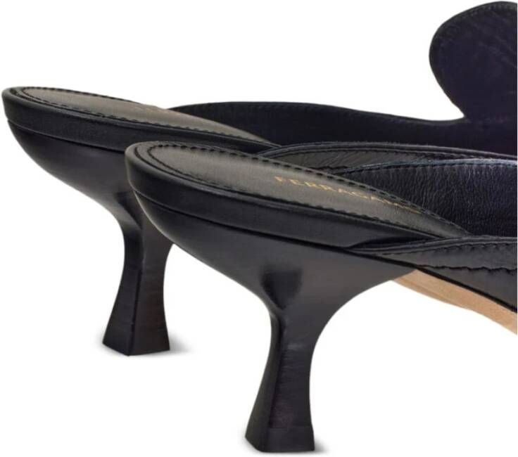 Salvatore Ferragamo Geëmbosseerde Krokodil Middelhak Schoenen Black Dames