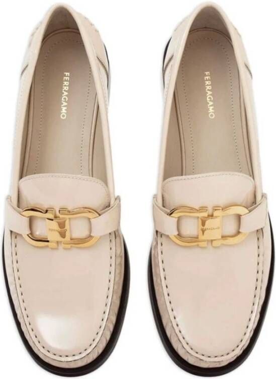 Salvatore Ferragamo Maryan Leren Loafers met Goudkleurige Hardware Beige Dames