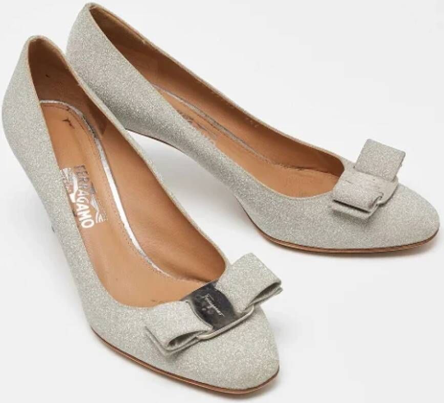 Salvatore Ferragamo Pre-owned Fabric heels Gray Dames