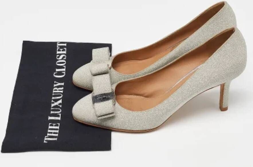 Salvatore Ferragamo Pre-owned Fabric heels Gray Dames