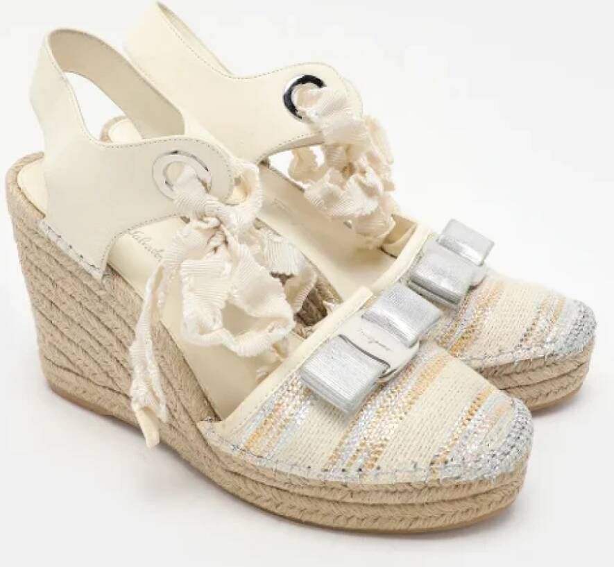 Salvatore Ferragamo Pre-owned Fabric sandals Beige Dames