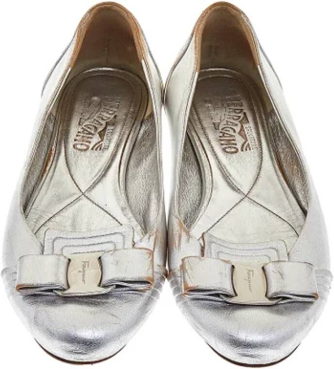 Salvatore Ferragamo Pre-owned Leather flats Gray Dames