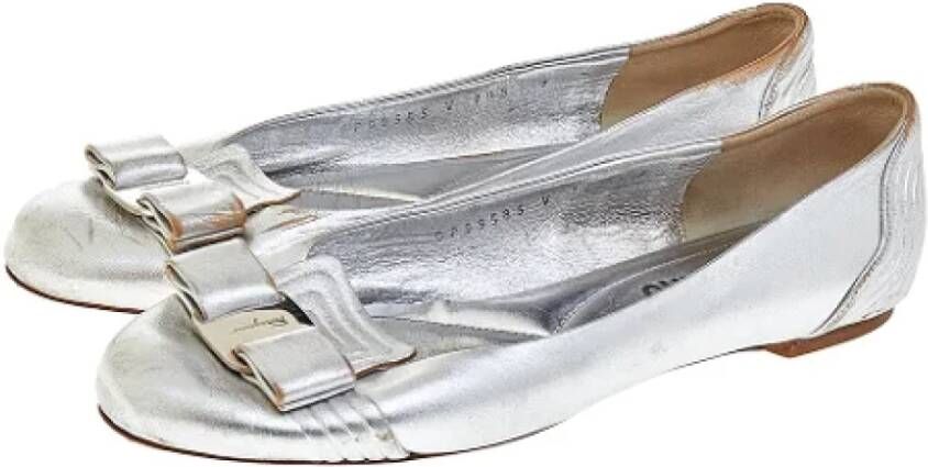 Salvatore Ferragamo Pre-owned Leather flats Gray Dames