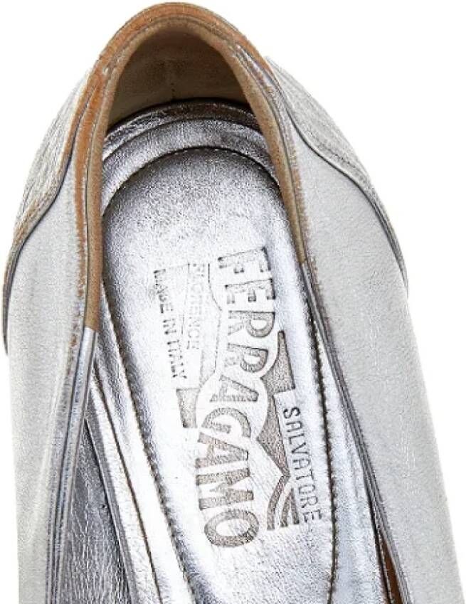 Salvatore Ferragamo Pre-owned Leather flats Gray Dames