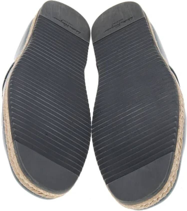 Salvatore Ferragamo Pre-owned Leather flats Gray Dames